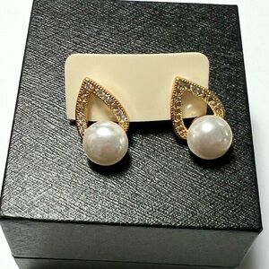 Elegant Gold and Pearl Teardrop Earrings